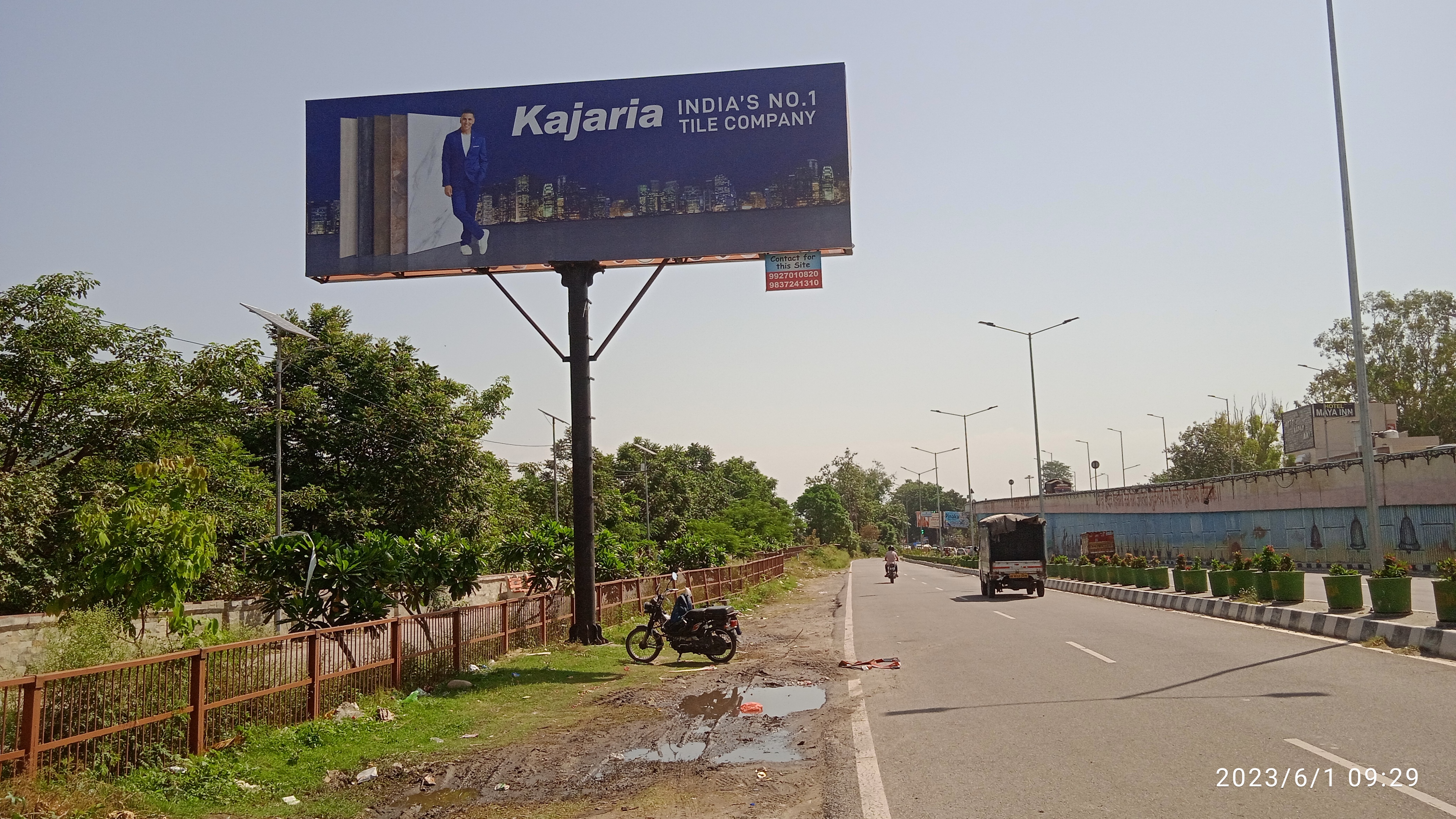 City approach highway hoarding placement